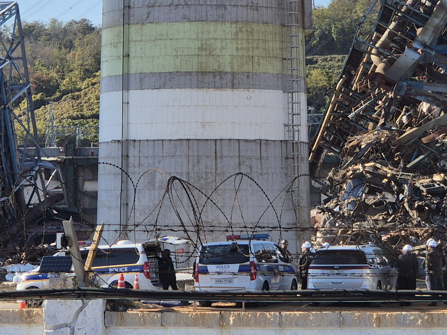Members of a joint forensic investigation team arrive at the site of a boiler tower collapse at a thermal power plant in the southeastern city of Ulsan on Nov. 18. [NEWS1]