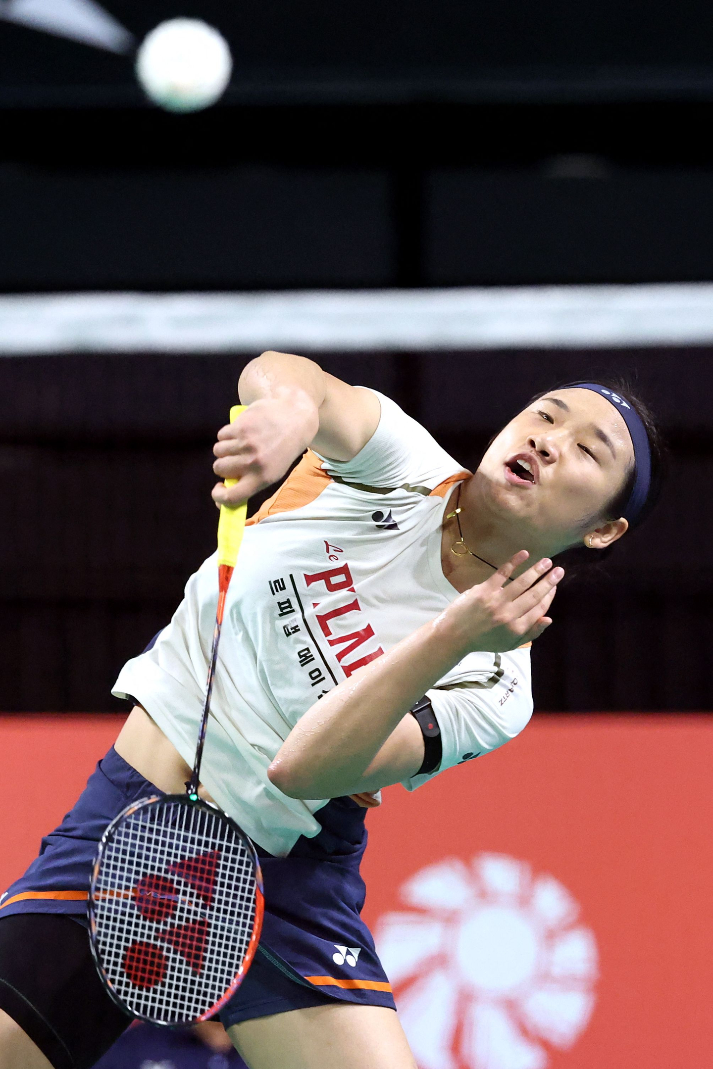  An Se-young of Korea returns a shot from Indonesia’s Putri Kusuma Wardani during the women’s singles final at the BWF World Tour Super 500 Australia Open in Sydney on Nov. 23.[AFP/YONHAP]