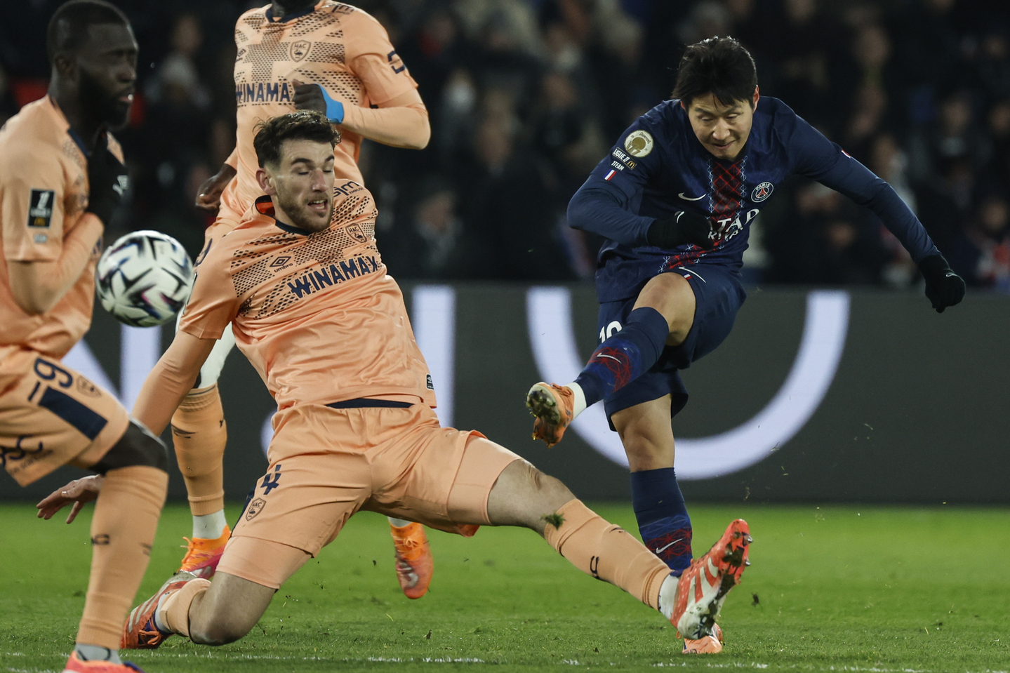 Paris Saint-Germain midfielder Lee Kang-in, right, shoots during a Ligue 1 match against Le Havre at Parc des Princes in Paris on Nov. 22. [EPA/YONHAP]