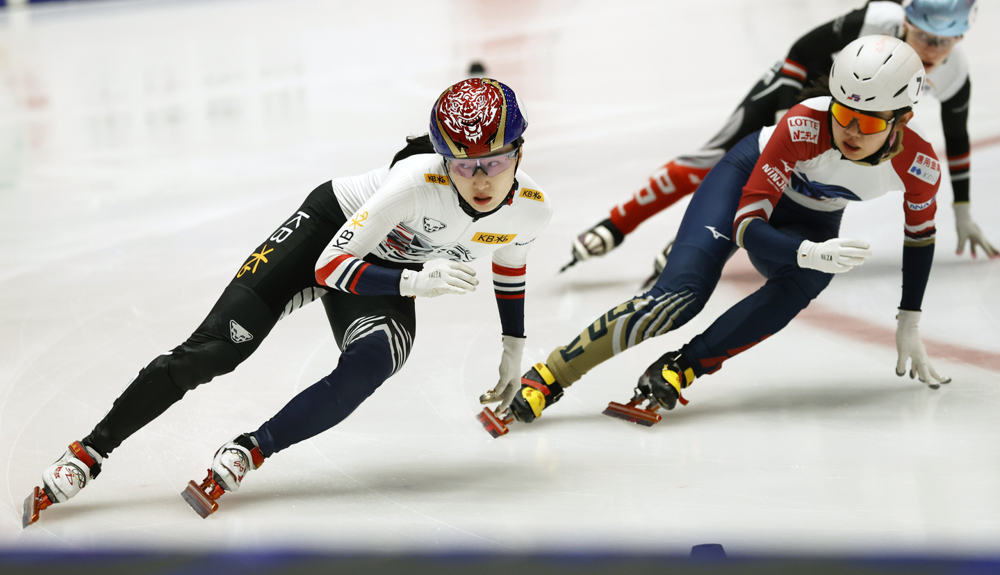 Choi Min-jeong, left, competes during the mixed team relay semifinal at the ISU Short Track World Tour speed skating event in Gdansk, Poland on Nov. 21. [XINHUA/YONHAP]