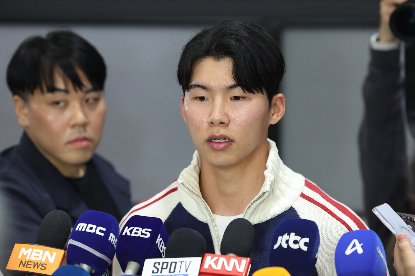 Kim Hye-seong, a 26-year-old baseball player for the Los Angeles Dodgers, answers questions from reporters at Incheon International Airport on Nov. 6. [NEWS1]
