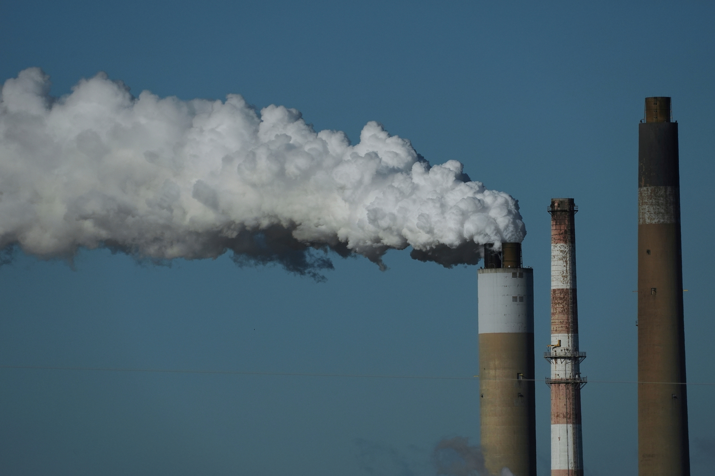 The Warrick Power Plant, a coal-powered generating station, operates on April 8 in Newburgh, Indiana. [AP/YONHAP]
