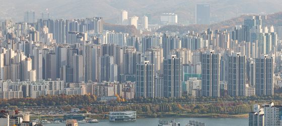 Apartment buildings in Seoul are seen from Mount Namsan on Nov. 17. [YONHAP]