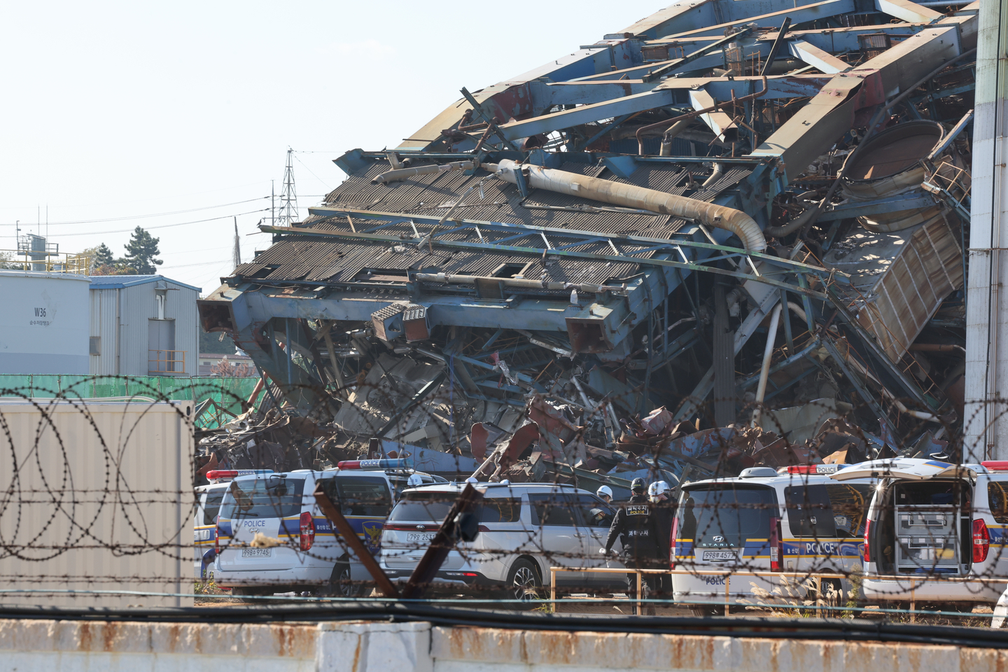 Members of a joint forensic investigation team arrive at the site of a boiler tower collapse at a thermal power plant in the southeastern city of Ulsan on Nov. 18. [YONHAP] 
