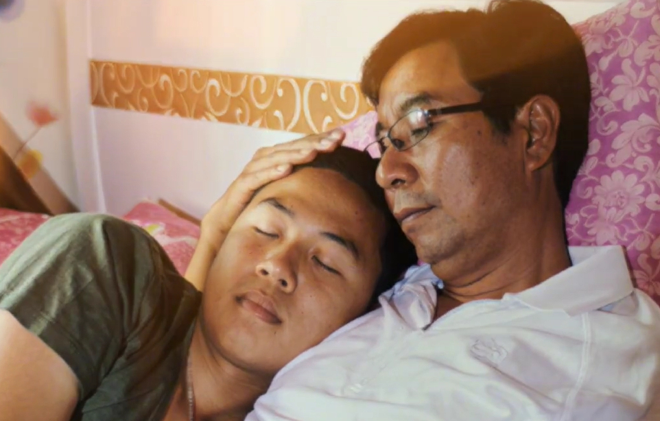 Moon Yeong-jo, right, the father of the late Lance Cpl. Moon Gwang-uk, and his son are seen in an AI-rendered video made by the Marine Corps to remember the Marines who died in the Yeonpyeong shelling. [SCREEN CAPTURE]