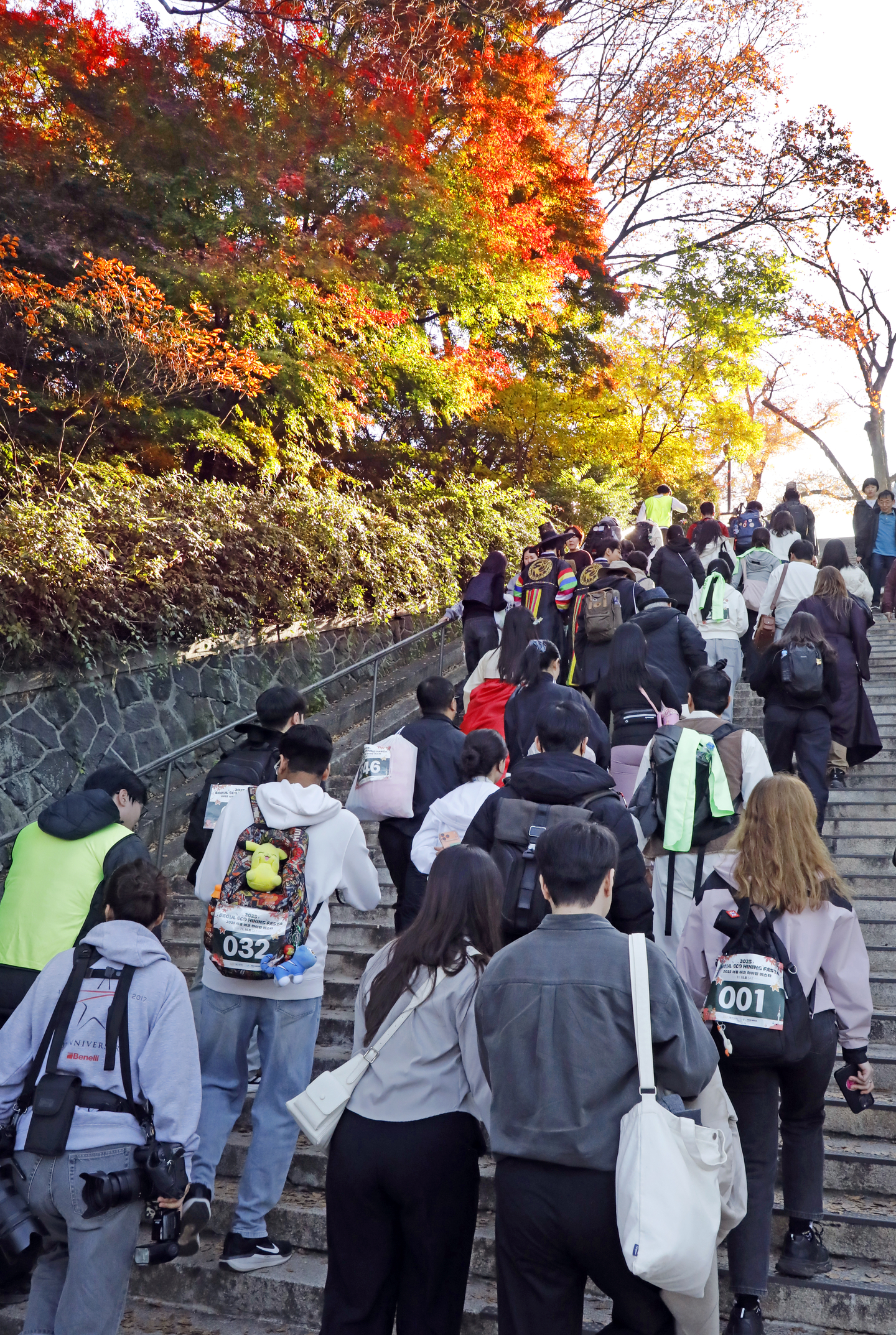 Participants of the 2025 Seoul Eco Hiking Festa hike along the hiking trail on Mount Namsan in Jung District, central Seoul, on Nov. 15. [PARK SANG-MOON]