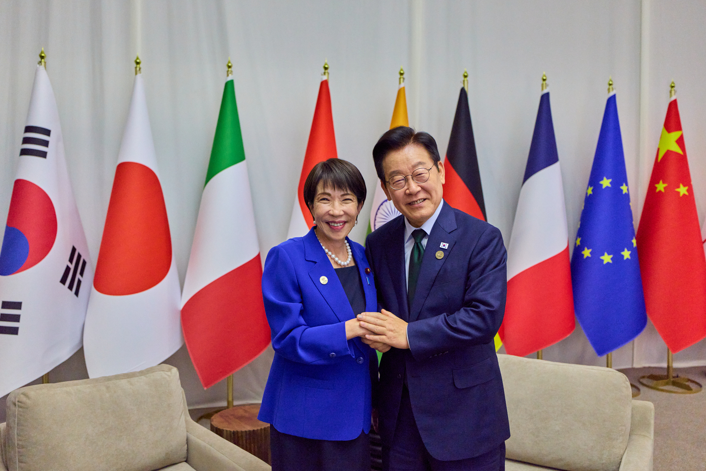 President Lee Jae Myung, right, poses for a photo with Sanae Takaichi ahead of their pull-aside meeting held on the sidelines of the Group of 20 summit in Johannesburg, South Africa, on Nov. 23. [YONHAP]