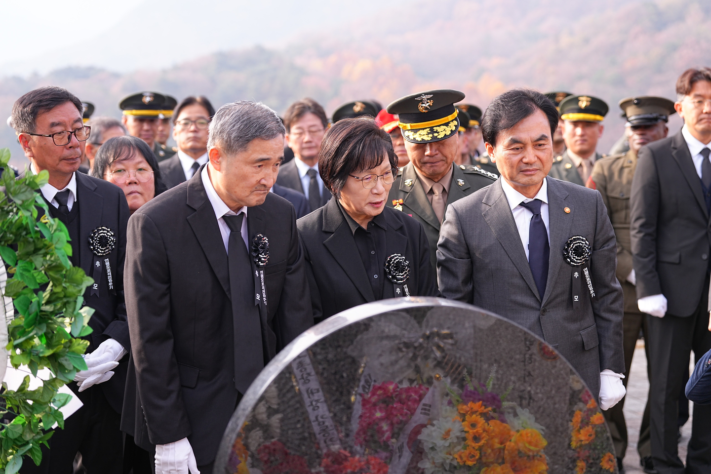 Defense Minister Ahn Gyu-back, front row right, and bereaved family members of those who died in the Yeonpyeong Island shelling pay their respects to the deceased at Daejeon National Cemetery on Nov. 23. [NEWS1]