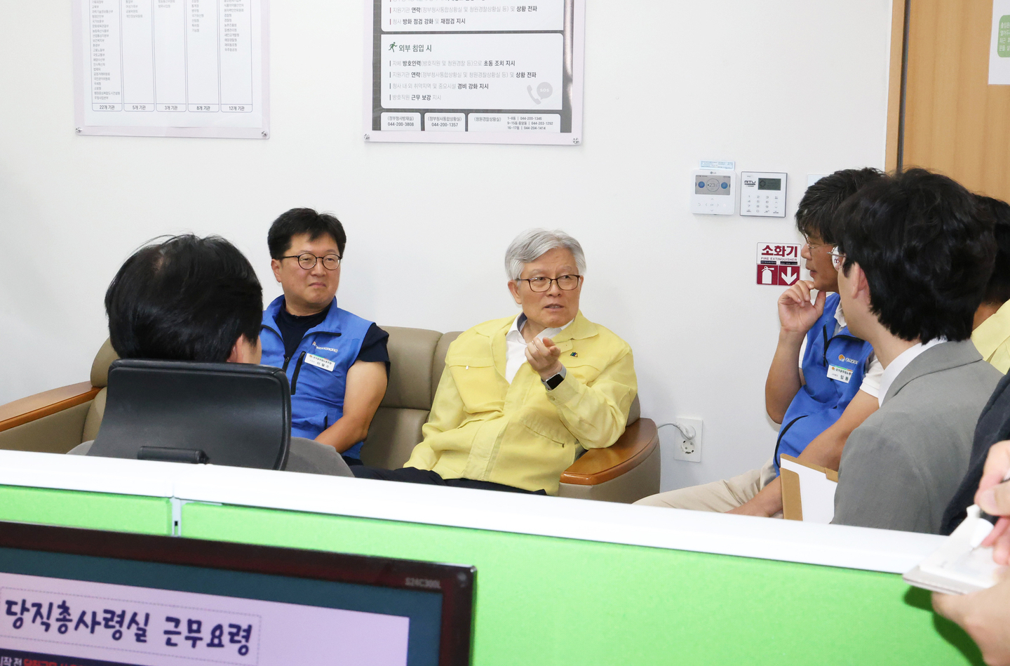 Minister of Personnel Management Choi Dong-seok visits the central on-call command room at the Government Complex Sejong, where he meets on-call staff and discusses improvements to the government’s duty system with representatives of the State Public Officials' Labor Union. [MINISTRY OF PERSONNEL MANAGEMENT]