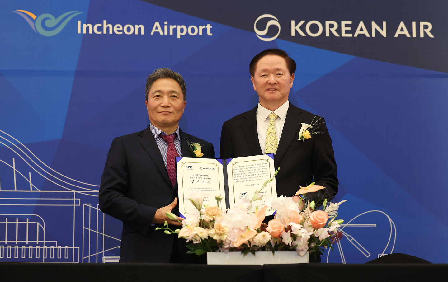 This photo provided by Korean Air shows Vice Chairman Woo Kee-hong, right, and Lee Hak-jae, president and chief executive officer of Incheon International Airport Corporation, at an agreement signing ceremony at a hotel in Incheon on Nov. 24 to build a joint maintenance hangar at the airport located west of Seoul. [KOREAN AIR]