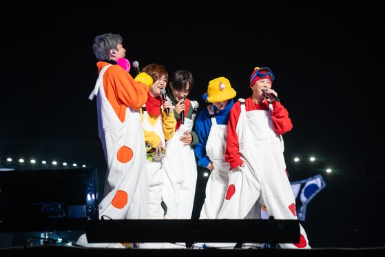 H.O.T performs at Seoul Olympic Stadium in southern Seoul on Oct. 13, 2018. [JOONGANG ILBO]