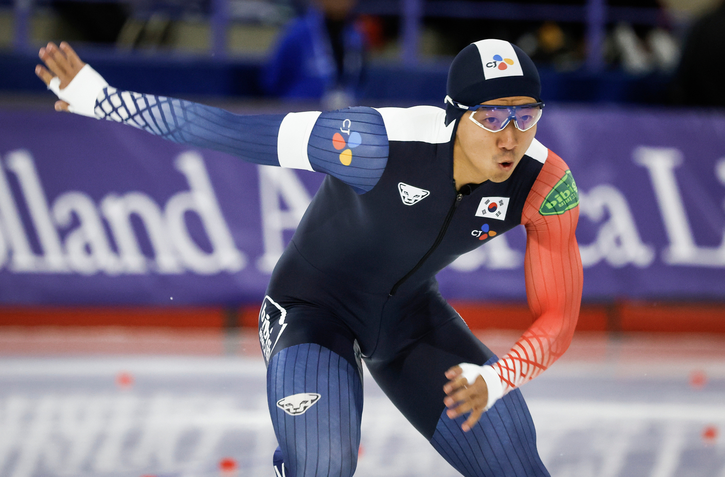 Kim Jun-Ho skates during the men's 500-meter competition at the ISU World Cup speedskating event in Calgary, Alberta, Nov. 23. [AP/YONHAP]