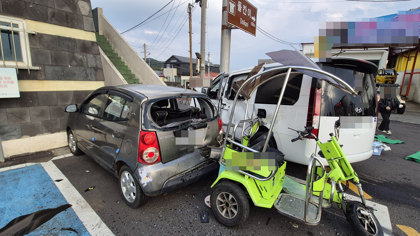 The white van in the image crashed into a pole near Cheonjin Port in Yeonpyeong-ri, Udo-myeon, Jeju Island, on Nov. 24, leaving two people unresponsive and 11 others injured. [JOONGANG ILBO]