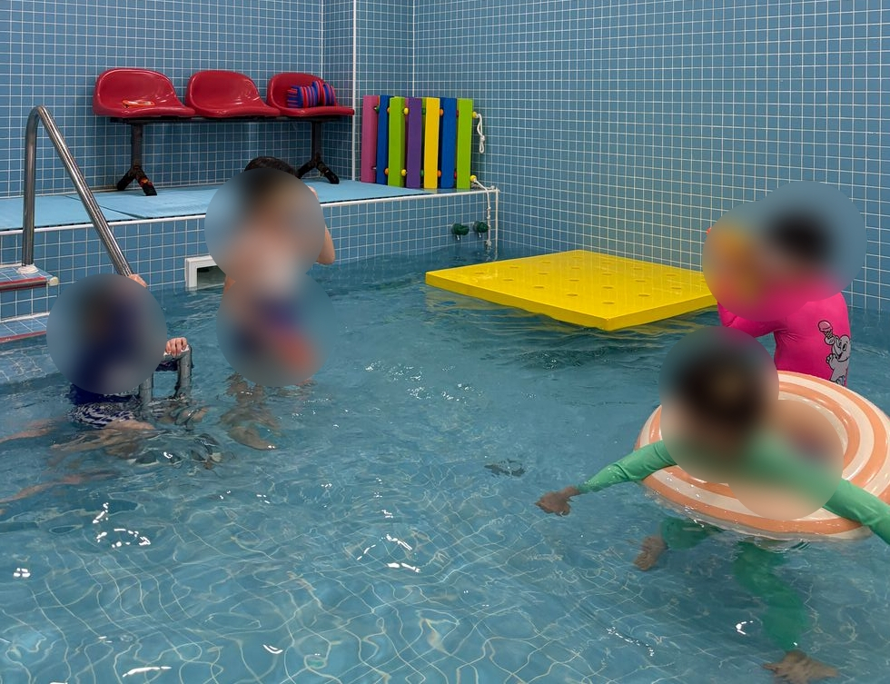 Children swim in an indoor kids' pool featured in an advertisment. [SCREEN CAPTURE]