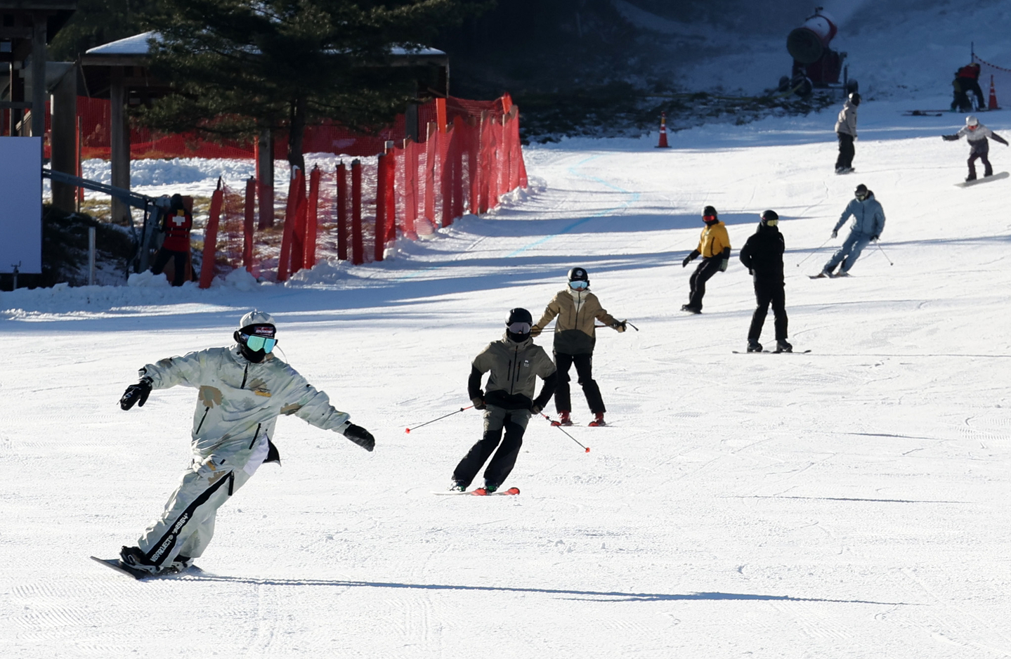 Skiers are seen at Mona Yongpyeong ski resort in Pyeongchang, Gangwon on Nov. 21. [YONHAP]