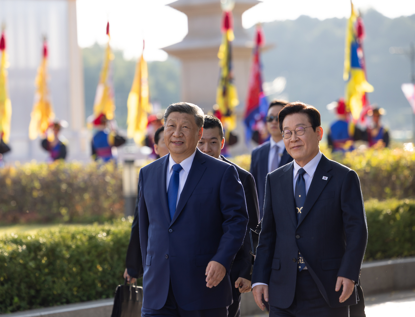 This file photo, released by Korea's presidential office, shows South Korean President Lee Jae Myung, right, and Chinese President Xi Jinping walking to a venue for bilateral talks in Korea's southeastern city of Gyeongju on Nov. 1. [YONHAP] 
