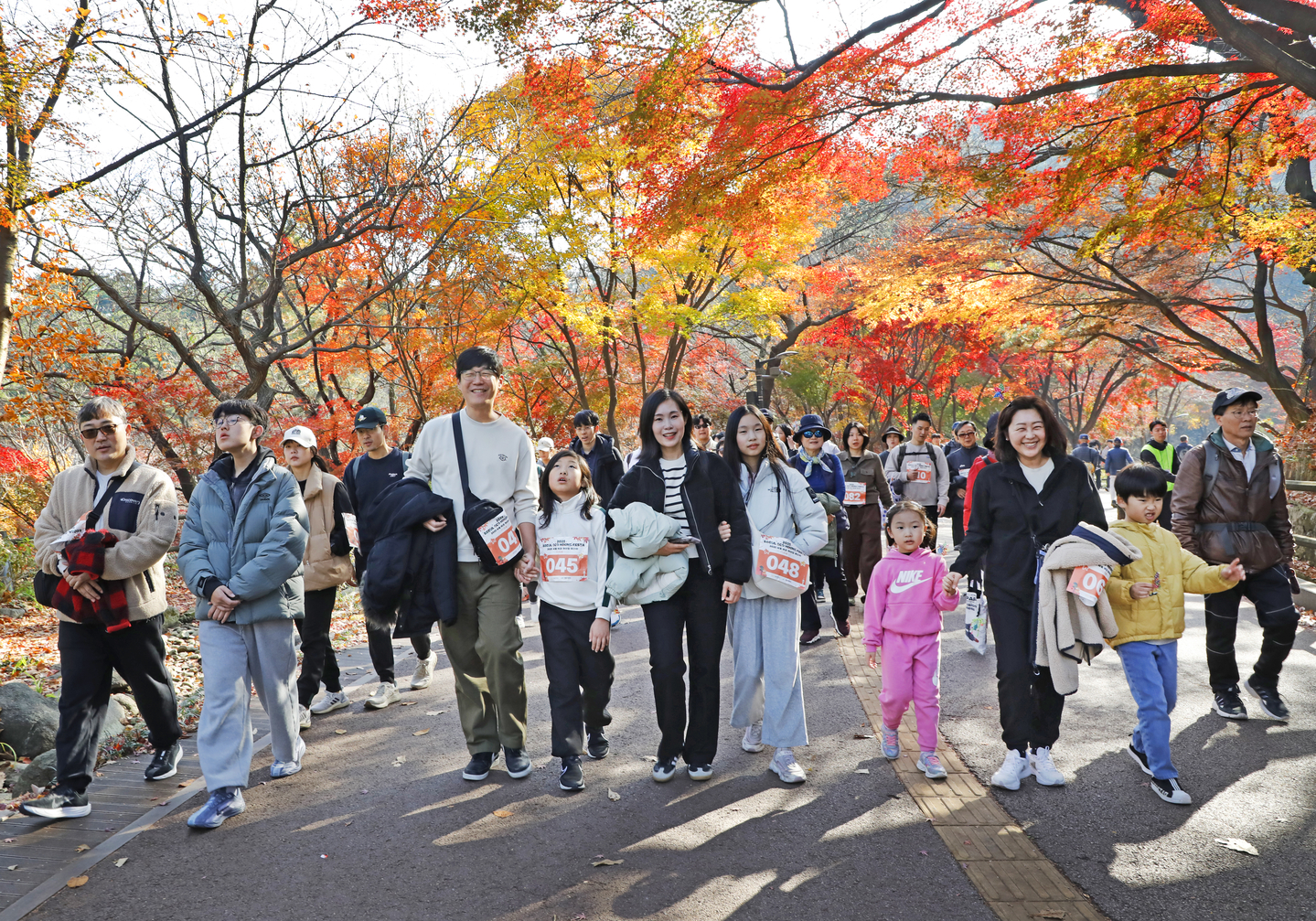 Participants of the 2025 Seoul Eco Hiking Festa walk along a trail on Mount Namsan in Jung District, central Seoul, during the event’s family-themed hike on Nov. 22. [PARK SANG-MOON]