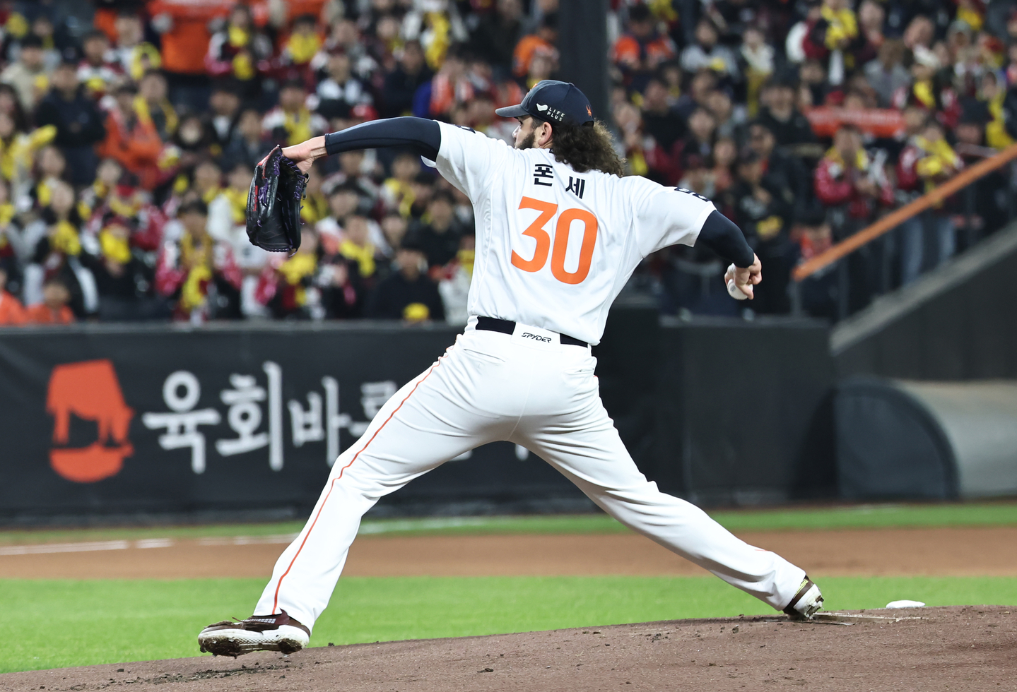 Hanwha Eagles starter Cody Ponce pitches against the LG Twins during Game 3 of the Korean Series at Daejeon Hanwha Life Ballpark in the central city of Daejeon on Oct. 29. [YONHAP] 