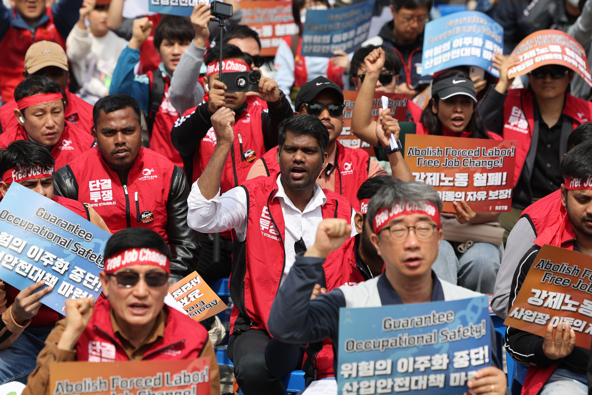 Members of the Korean Confederation of Trade Unions, the Korean Metal Workers’ Union and the Migrants’ Trade Union in Korea call for an end to the forced labor and outsourcing of hazardous work for migrant workers during the "2025 Migrant Workers’ May Day" rally near Bosingak Pavilion in Jongno District, Seoul, on April 27. [YONHAP]