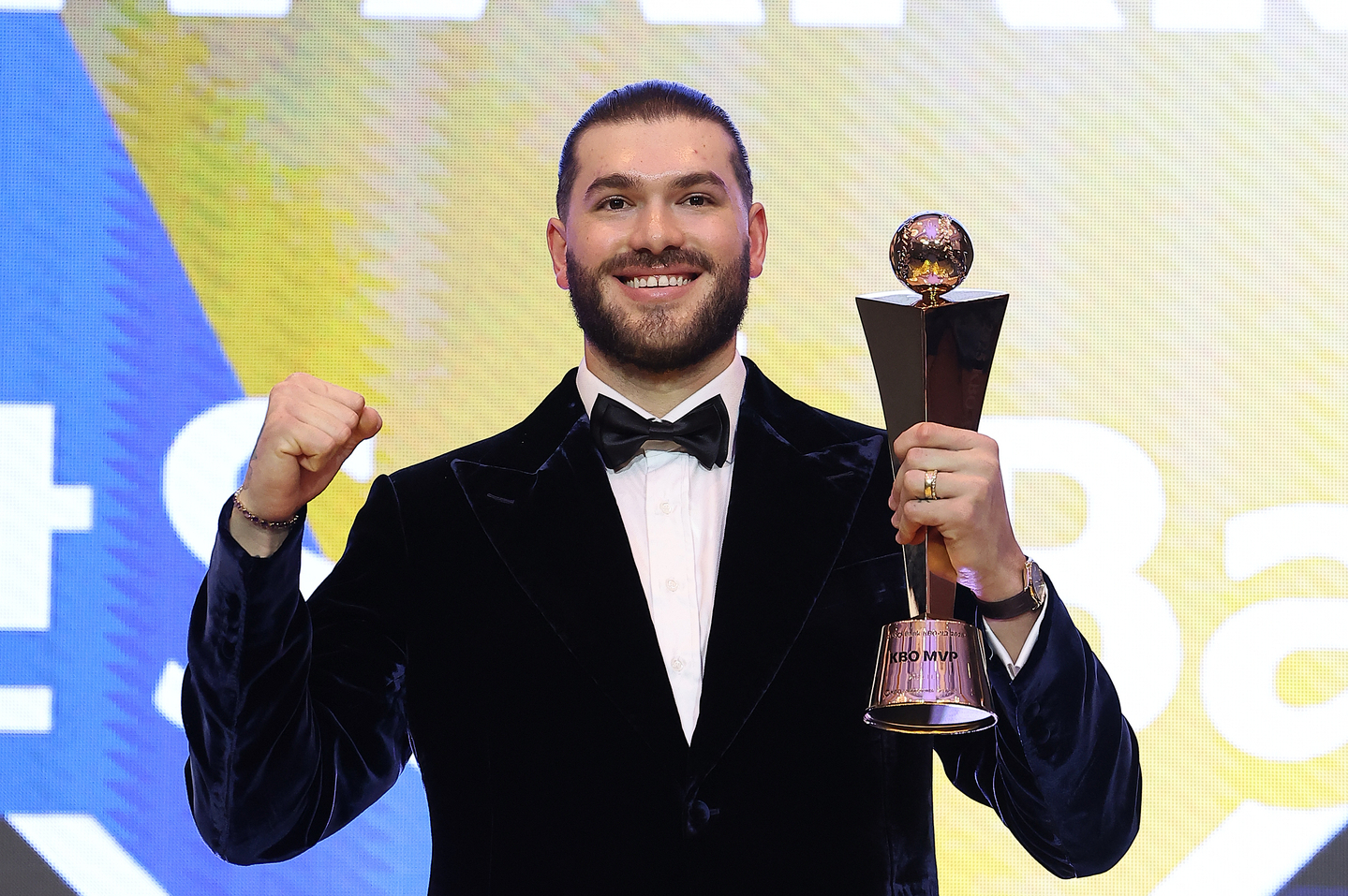 Cody Ponce of the Hanwha Eagles poses with the trophy after winning the KBO regular-season MVP award during an awards ceremony at Lotte Hotel World in Seoul on Nov. 24. [NEWS1]