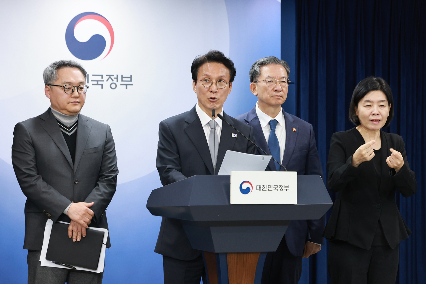Prime Minister Kim Min-seok gives an emergency briefing at the Government Complex Seoul on Nov. 18 regarding Korea’s request to annul the Lone Star investor-state dispute settlement ruling. The government said the annulment committee of the International Centre for Settlement of Investment Disputes ruled in favor of Korea. [YONHAP]