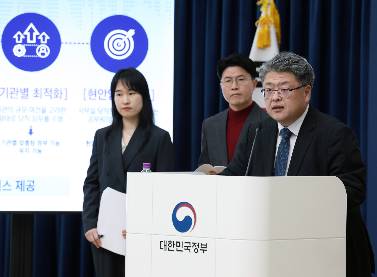 Chun Ji-yoon, the director of the Government Ethics and Discipline Bureau at the Ministry of Personnel Management, briefs reporters at the Government Complex Sejong on the ministry’s proposed revision to civil service duty regulations on Nov. 24. [MINISTRY OF PERSONNEL MANAGEMENT]