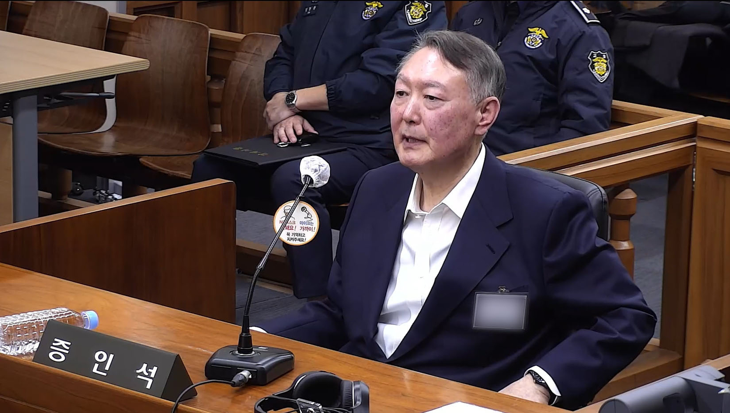 Former President Yoon Suk Yeol testifies during a martial law trial at the Seoul Central District Court in the capital on Nov. 19.  [YONHAP] 