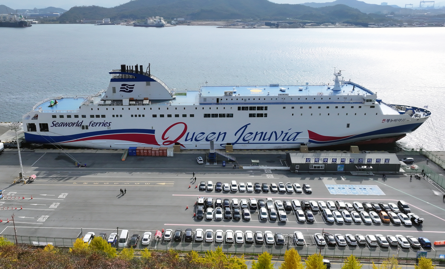 The Queen Jenuvia II, a 26,000-ton passenger ship, is docked at one of the Samhak wharfs in Mokpo, South Jeolla, on Nov. 20. The vessel, carrying 267 passengers and crew from Jeju Island to Mokpo, ran aground near an uninhabited island in Shinan County the previous day. [YONHAP]