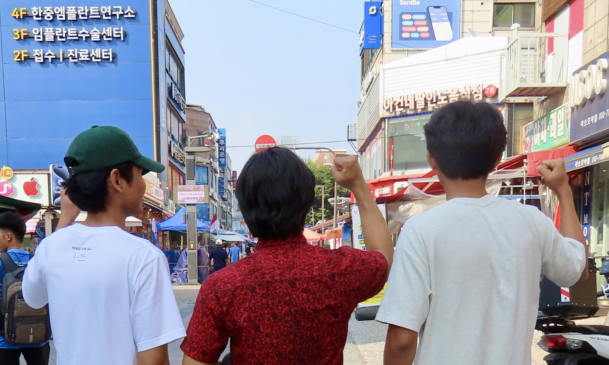 Migrant workers from Indonesia, including 25-year-old Rou at center, pose for photos after an interview with the JoongAng Sunday on July 29 in Ansan, Gyeonggi. [JOONGANG SUNDAY]