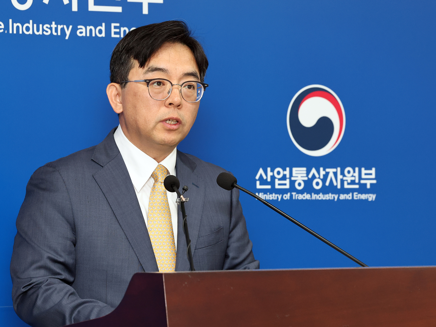 Vice Trade Minister Park Jung-sung speaks to reporters at the government complex in Sejong on May 1. [YONHAP]