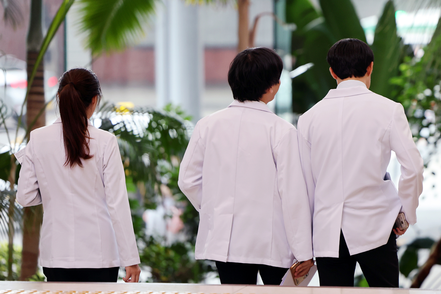 Medical staff are seen at a major university hospital in Seoul on Sept. 1. [NEWS1]