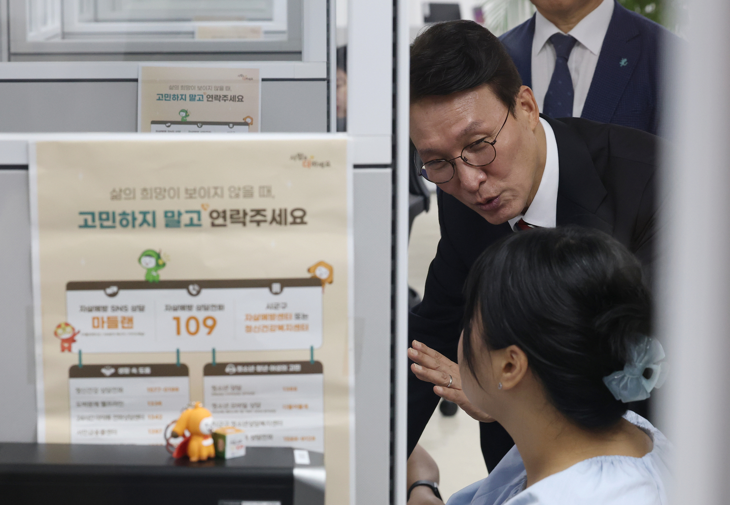 Prime Minister Kim Min-seok talks with a consultant at the Korea Foundation for Suicide Prevention office in Jung District, central Seoul, on Sept. 12. The government held a strategy meeting for suicide prevention on the same day. [NEWS1]