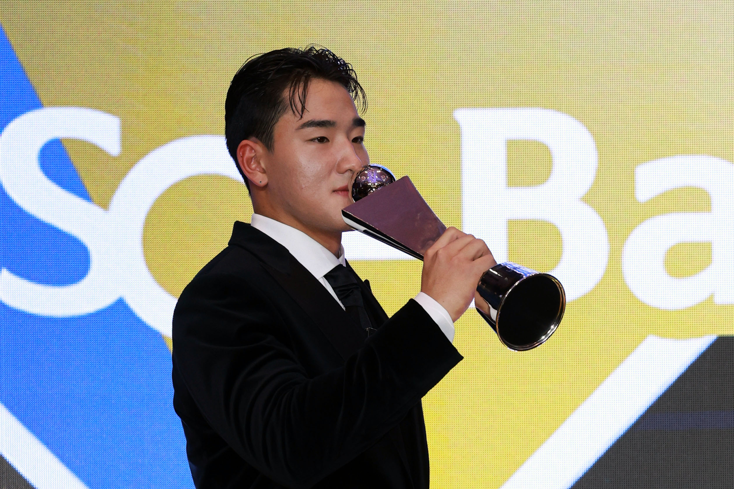 Ahn Hyun-min of the KT Wiz kisses the trophy after winning the Korea Baseball Organization Rookie of the Year award at the ceremony at Lotte Hotel World in Seoul on Nov. 24. [YONHAP]