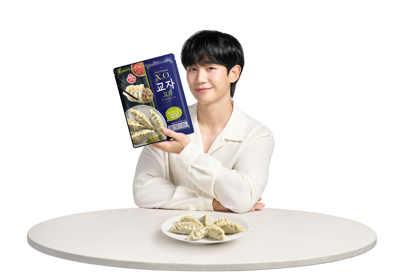 Actor Jung Hae-in holds up a dumpling product by Otoki [ [OTOKI]