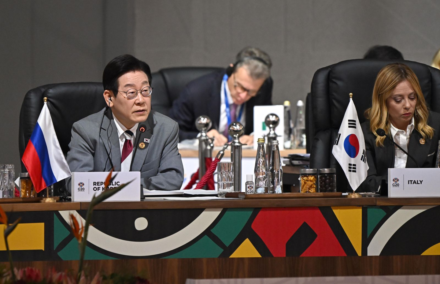 President Lee Jae Myung, left, speaks during a session of the Group of 20 (G20) summit in Johannesburg, South Africa, on Nov. 23.. [YONHAP] 