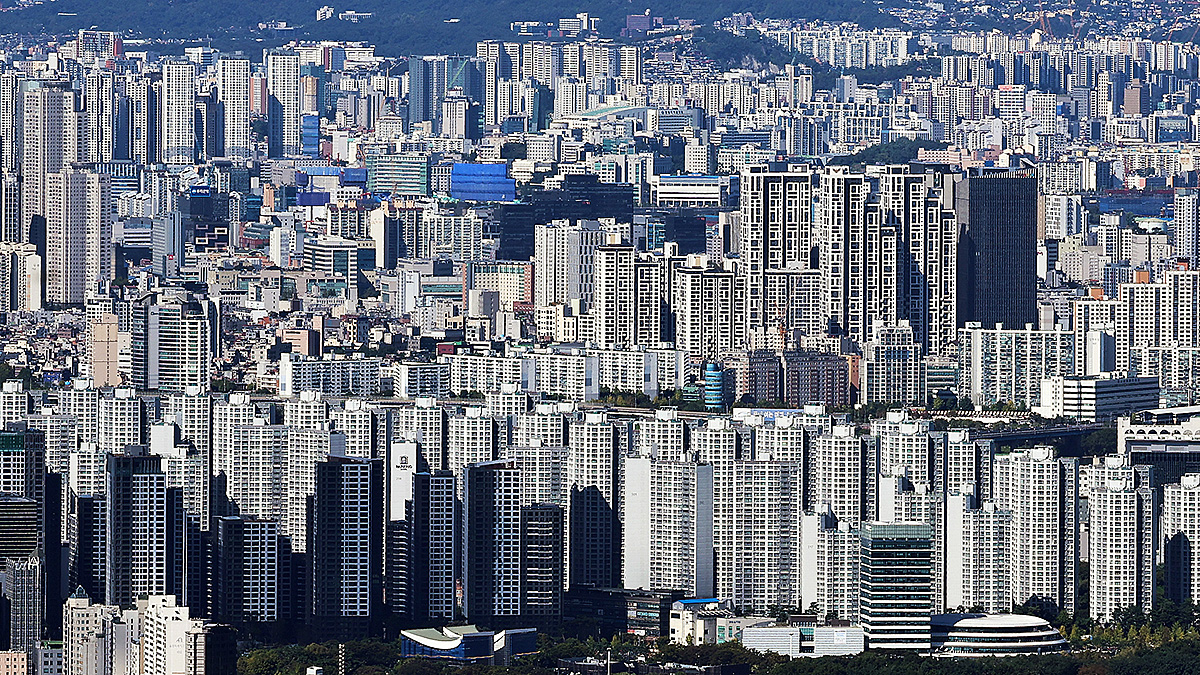 Apartment complexes in Seoul are seen from a mountain in Gwangju, Gyeonggi, on Oct. 15. [YONHAP]