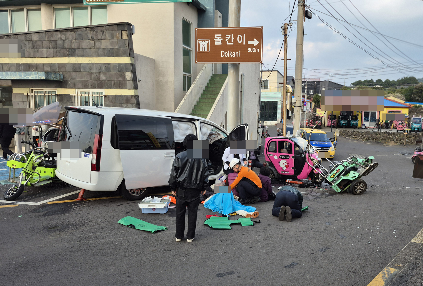 The white van in the image crashed into a pole near Cheonjin Port in Yeonpyeong-ri, Udo-myeon, Jeju Island, on Nov. 24, leaving two people unresponsive and 11 others injured. [JOONGANG ILBO]