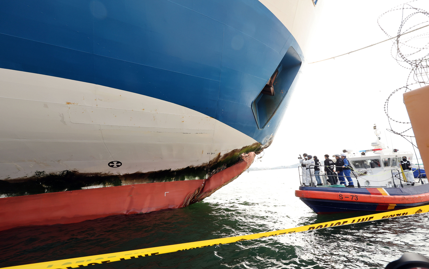 Officials from the Korean Register, the National Forensic Service and the Mokpo Coast Guard conduct a joint forensic inspection of the hull of the Queen Jenuvia II at Samhak pier in Mokpo, South Jeolla after the ship ran aground off Shinan County, South Jeolla, on Nov. 20. [NEWS1]