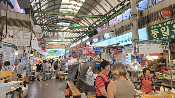The picture shows Gwangjang Market in central Seoul. [JOONGANG ILBO]