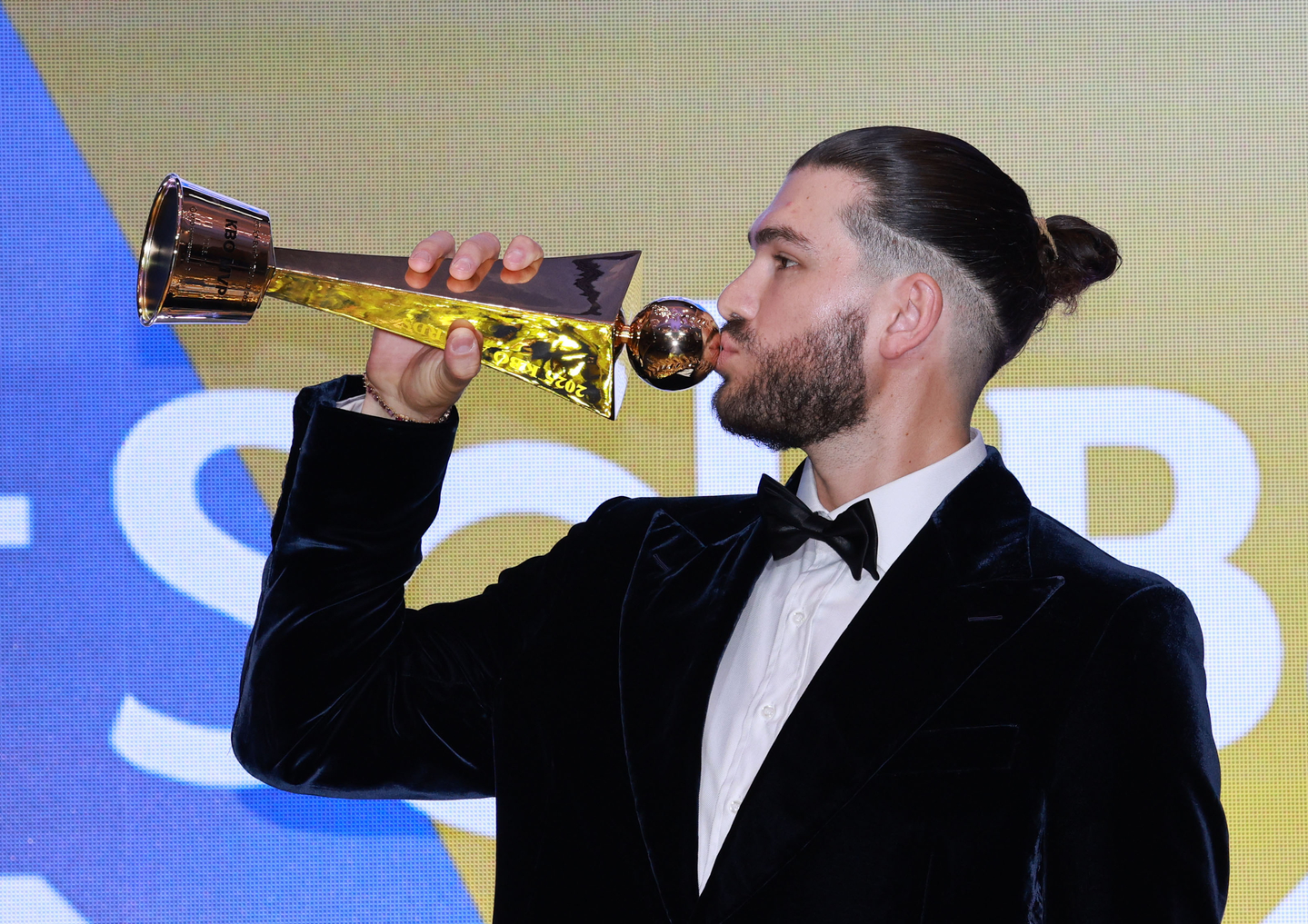Cody Ponce of the Hanwha Eagles kisses the trophy after winning the KBO regular-season MVP award during an awards ceremony at Lotte Hotel World in Seoul on Nov. 24. [YONHAP]