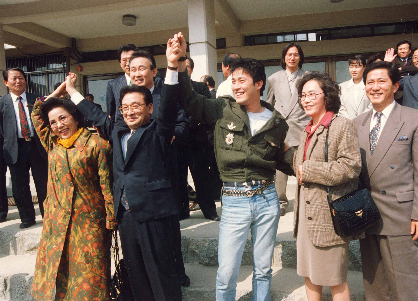 Cast members from the MBC television drama ″What on Earth is Love″ (1991-92) appear at a Democratic Liberal Party campaign rally in support of Lee Soon-jae at Myeondong Elementary School in Jungnang District, eastern Seoul, in 1992. Lee, standing second from left in the front row, was running as a candidate. At the time, there were no legal restrictions on lawmakers also working as actors. [JOONGANG ILBO]