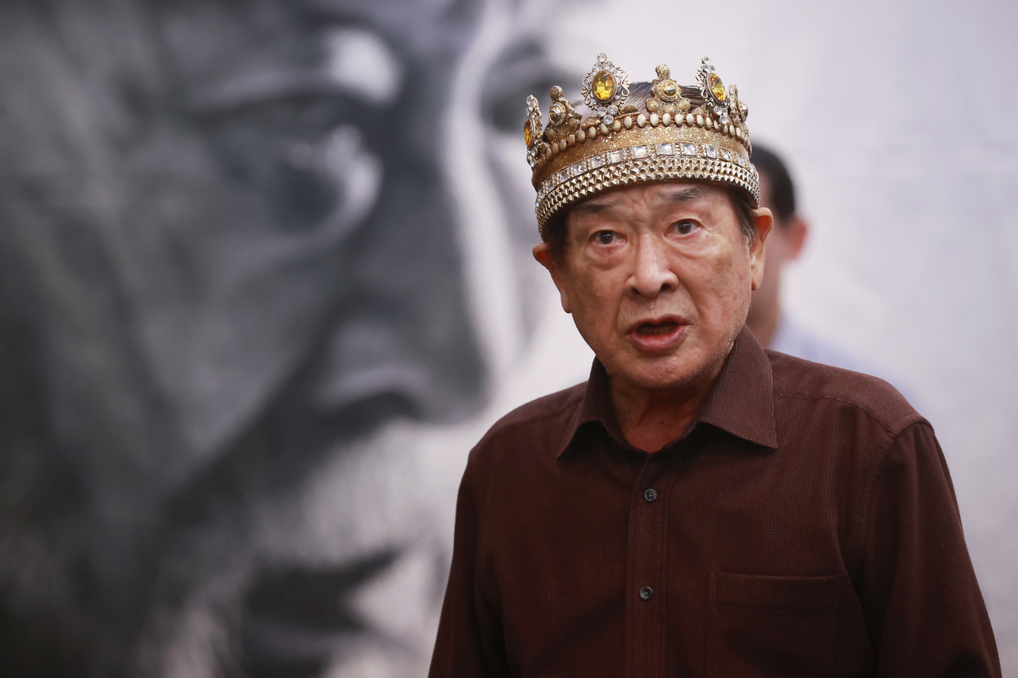 Veteran actor Lee Soon-jae acts out a scene from play ″King Lear″ in a studio in 2003. Lee died on Nov. 25 at the age of 91. [YONHAP]