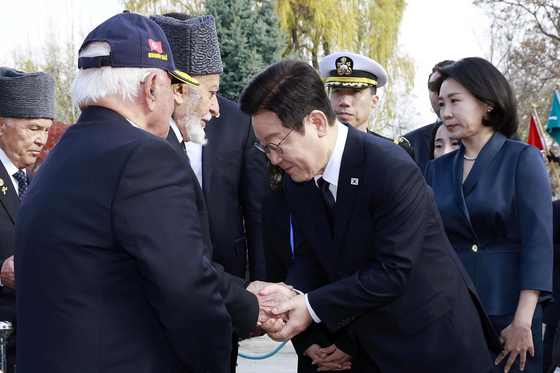 President Lee Jae Myung, right, greets Korean War veterans during a visit to the Korean Park in Ankara on Nov. 25, during a two-day state visit to Turkey. [JOINT PRESS CORPS]