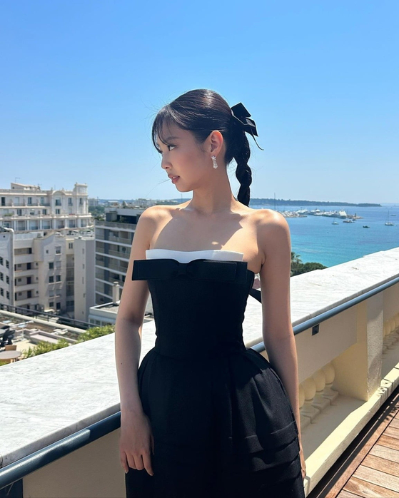 Blackpink’s Jennie drew global attention on the 2023 Cannes red carpet when she appeared in a minimalist black sleeveless gown by Shanghai-based brand Shushu/tong. [SCREEN CAPTURE]