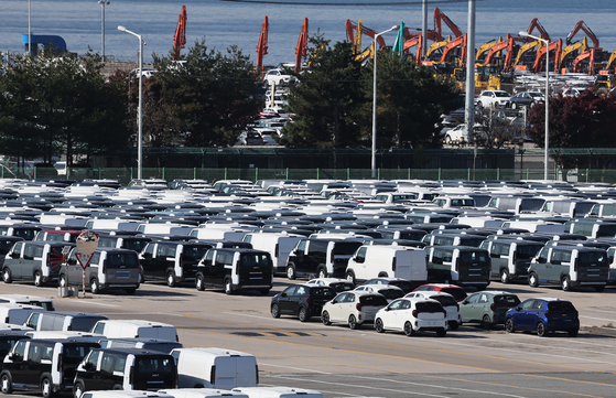 Export-bound cars are lined up at Pyeongtaek Port in Gyeonggi on Nov. 14. [YONHAP] 
