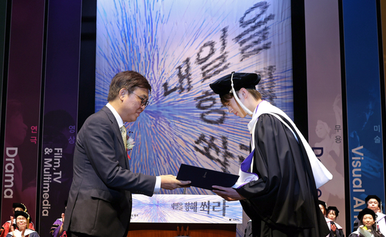 Minister of Culture, Sports and Tourism Chae Hwi-young gives an award to ballerino Jeon Min-chul during Korea National University of Arts' graduation ceremony on Aug. 22. [MINISTRY OF CULTURE, SPORTS AND TOURISM]