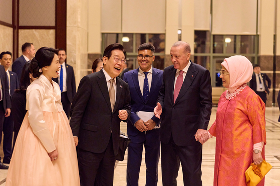 President Lee Jae Myung, second from left, and first lady Kim Hea Kyung, left, chat with Turkish President Recep Tayyip Erdogan, second from right, and his spouse, Emine Erdogan, right, at an official dinner at the presidential palace in Ankara on Nov. 24. [JOINT PRESS CORPS]