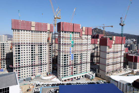 The picture shows a construction site at an apartment complex in Seoul on Feb. 18. [NEWS1]