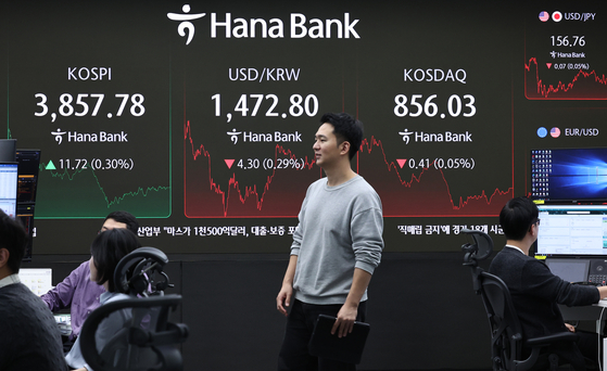 A screen in Hana Bank's trading room in central Seoul shows the Kospi closing at 3857.78 points on Nov. 25, up 11.72 points, or 0.3 percent from the previous trading session. [NEWS1] 
