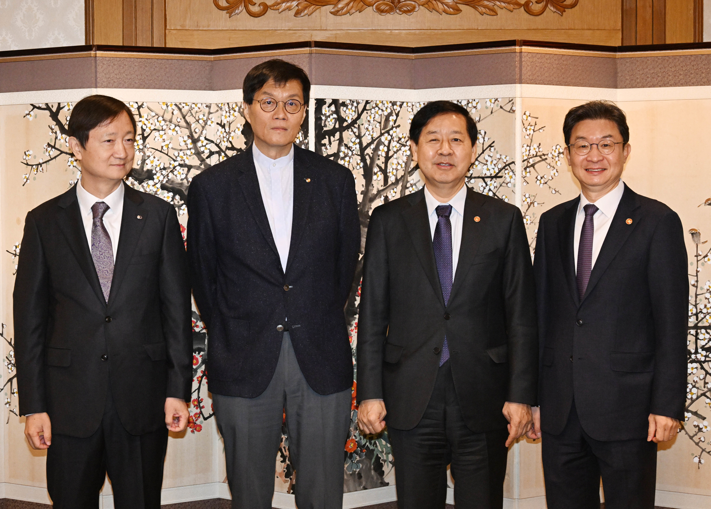 Heads of major financial institutions stand for photos before a market monitoring meeting at the Seoul Government Complex in Jongno District, central Seoul, on Nov. 14. From left are: Financial Supervisory Service Governor Lee Chan-jin, Bank of Korea Governor Rhee Chang-yong, Deputy Prime Minister Koo Yun-cheol and Financial Services Commission Chairman Lee Eog-weon. [MINISTRY OF ECONOMY AND FINANCE]